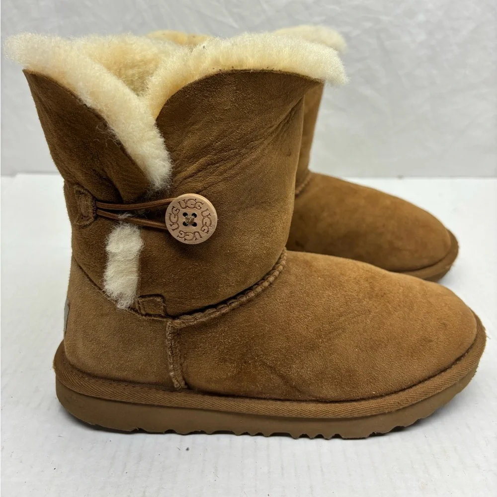 Ugg Bailey Button Boots, SZ 4 big girl, box 21